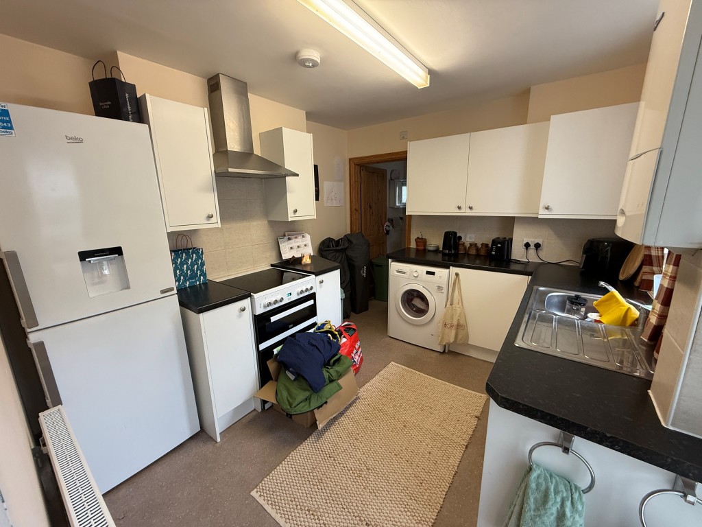 Lot: 125 - FREEHOLD BLOCK OF FOUR FLATS FOR INVESTMENT - Flat 5 - Kitchen